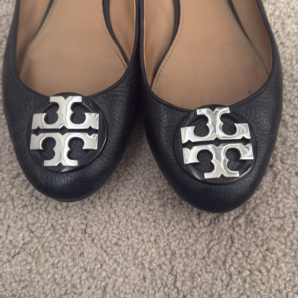 Black Tory Burch flats with silver emblem size 9 - Picture 3 of 7
